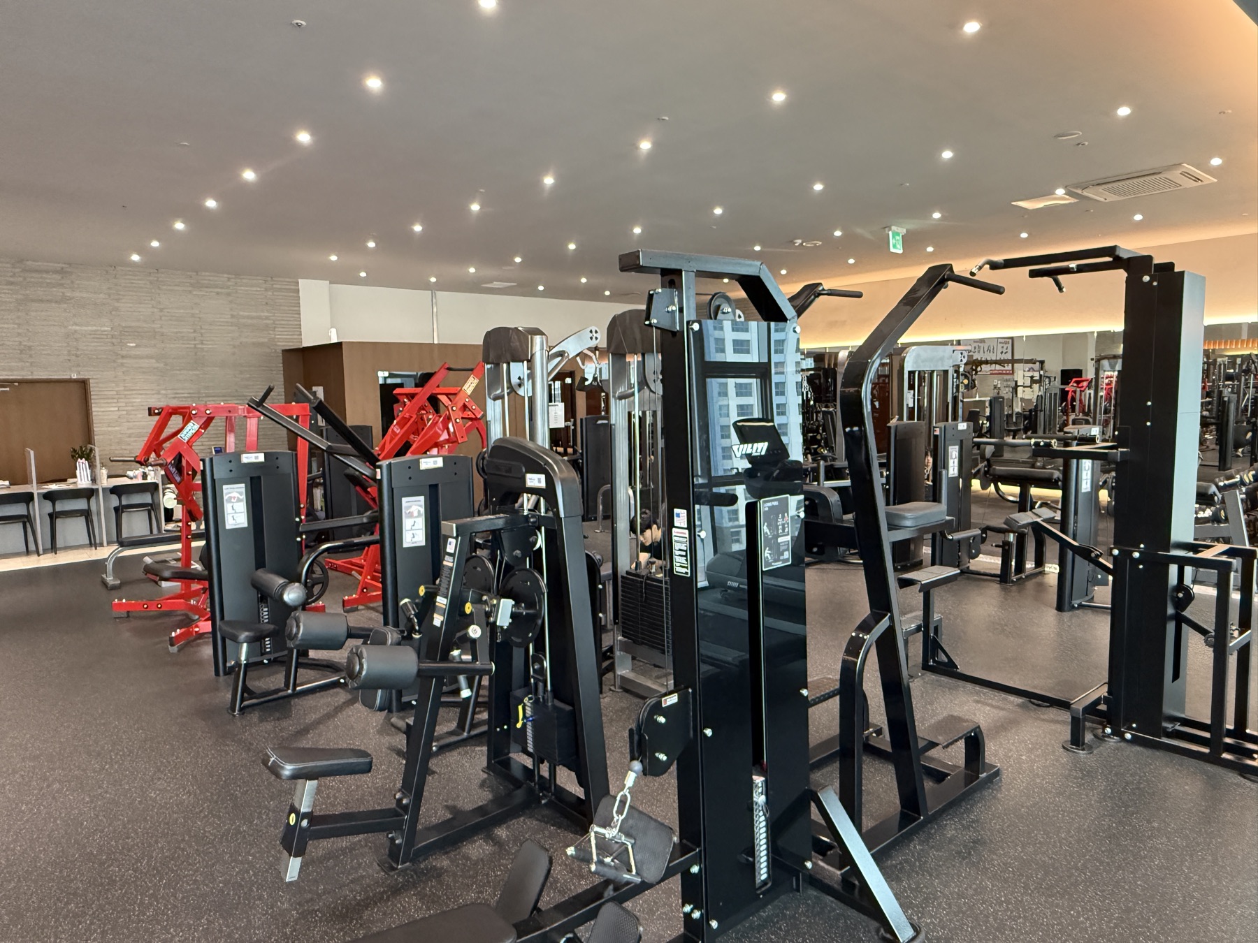 여러 종류의 웨이트 머신이 배치된 운동 공간