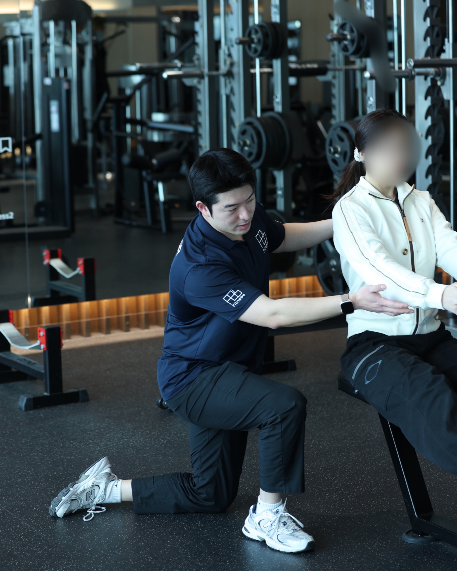 트레이너가 회원의 자세와 움직임을 직접 확인하는 실제 수업