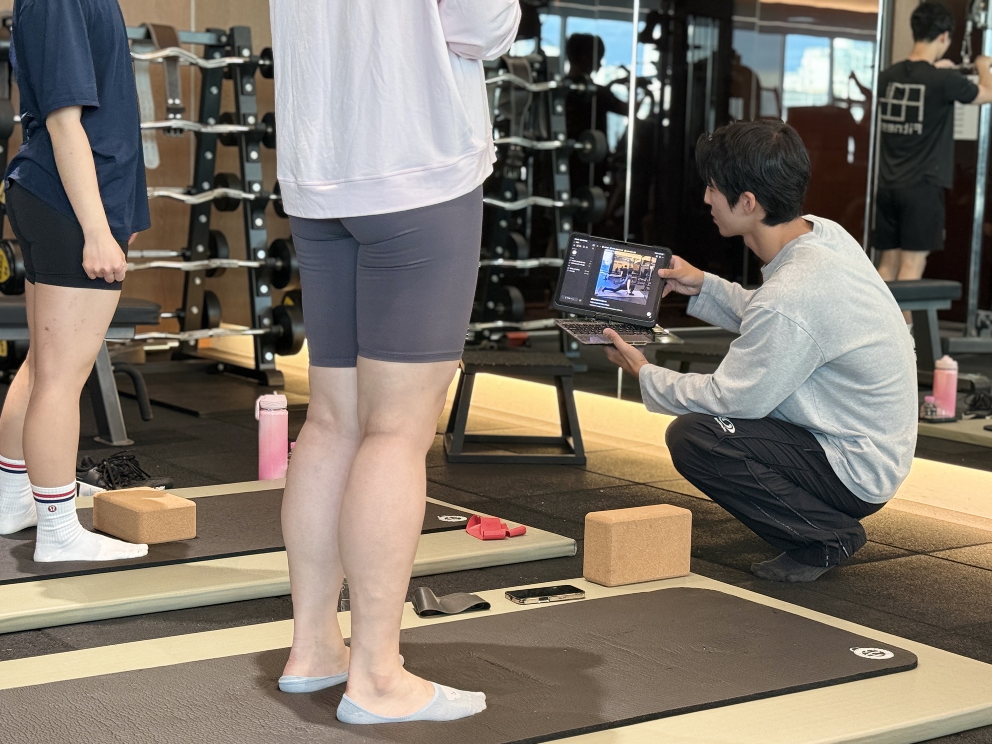태블릿 영상으로 회원의 움직임을 함께 확인하고 설명하는 평가 과정